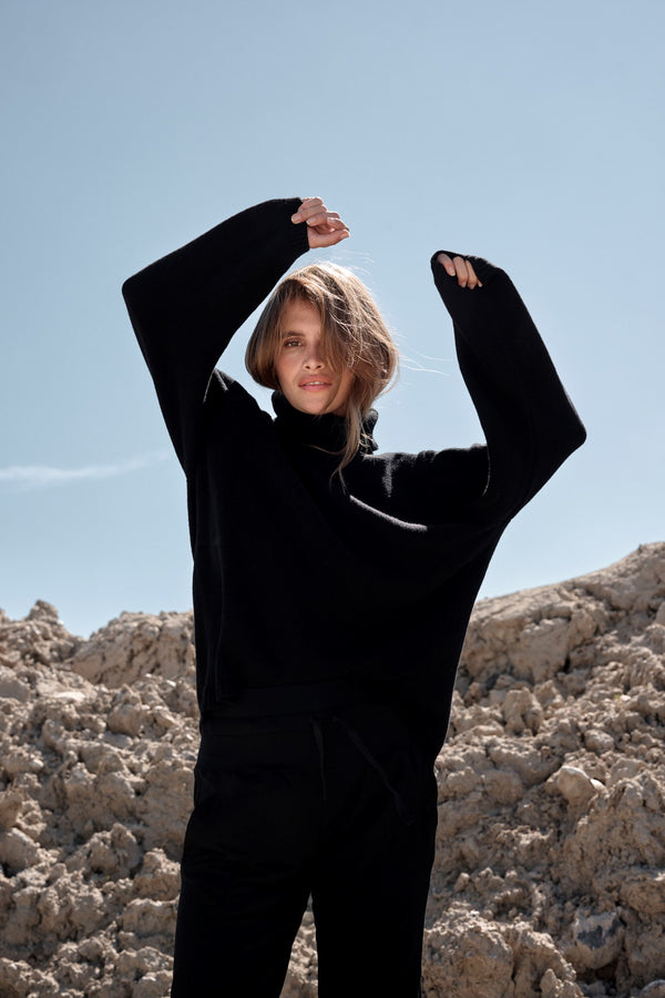 Honest Roll Neck Black 0735 LOW